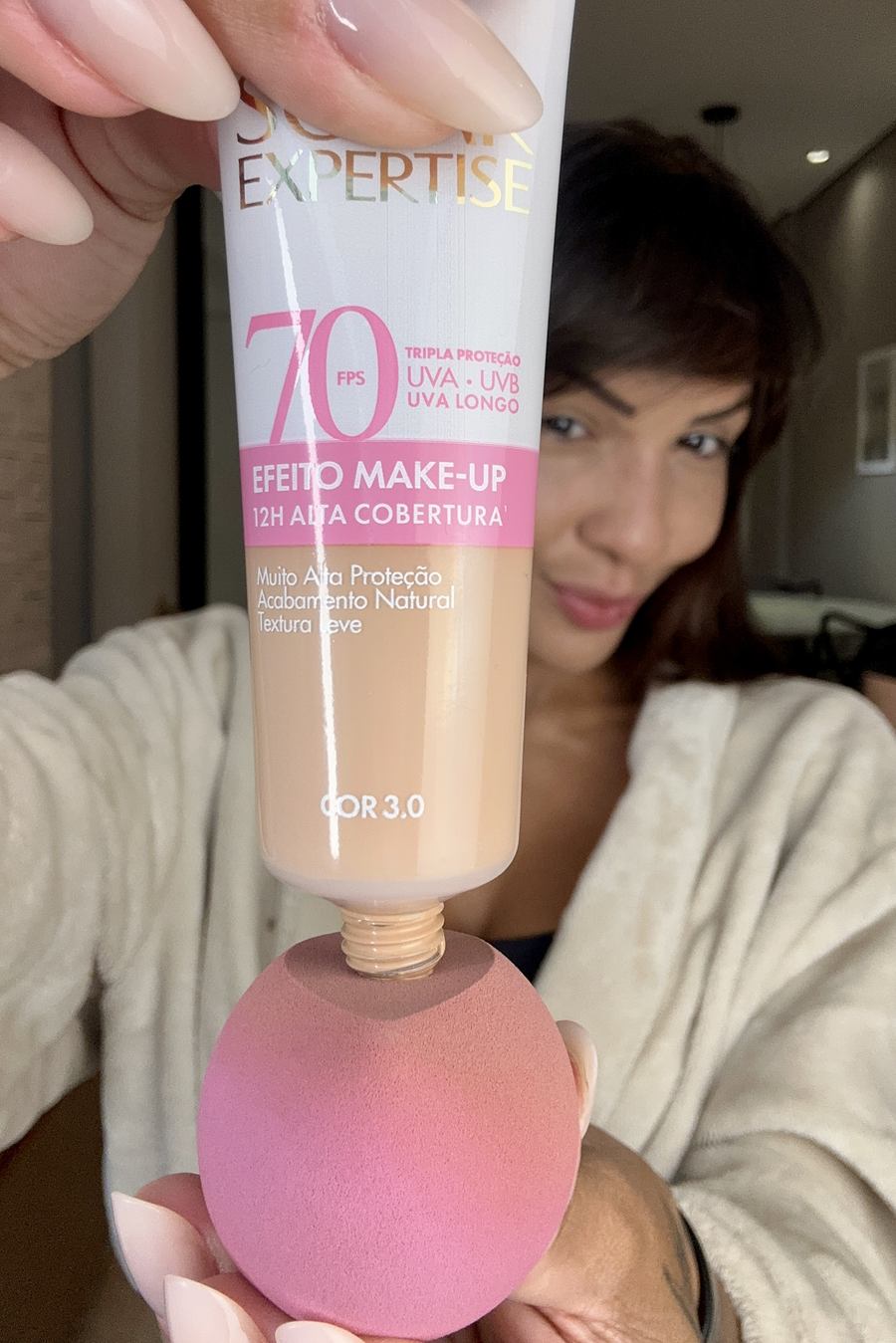 Giselle Reis usando produto de uma marca em conteúdo UGC